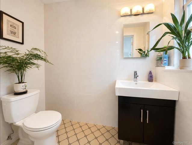 3 Carolyn Court, Syosset, NY 11791
