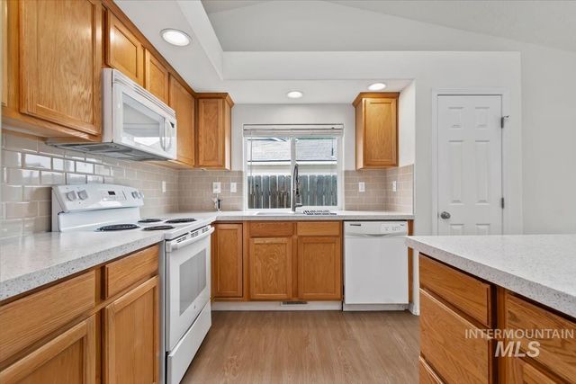 3906 E Clear Springs Dr, Nampa, ID 83686