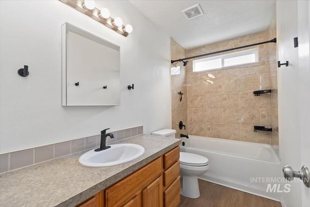 3906 E Clear Springs Dr, Nampa, ID 83686