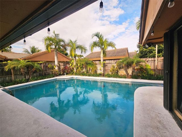 19975 NE 10th Place Way, Miami, FL 33179