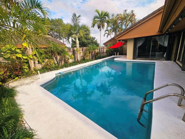 19975 NE 10th Place Way, Miami, FL 33179