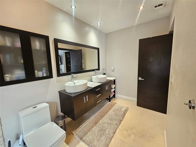 19975 NE 10th Place Way, Miami, FL 33179