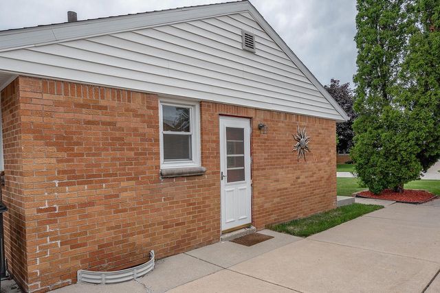 4423 S 61st STREET, Greenfield, WI 53220
