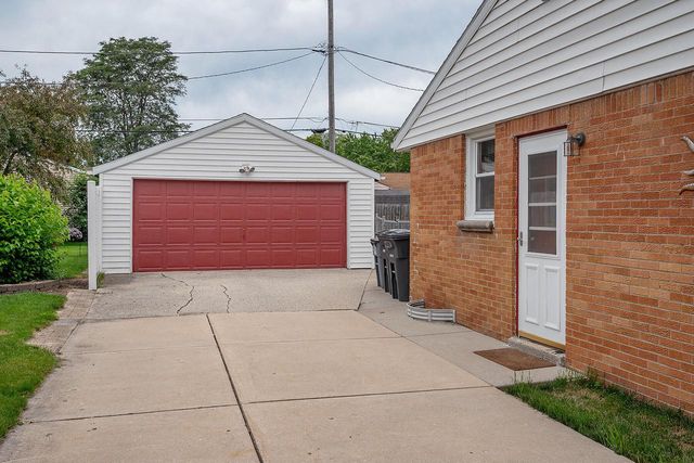 4423 S 61st STREET, Greenfield, WI 53220