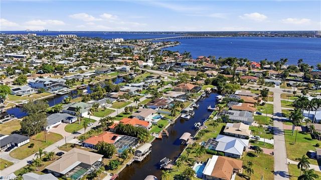 1432 Wellington CT, Cape Coral, FL 33904