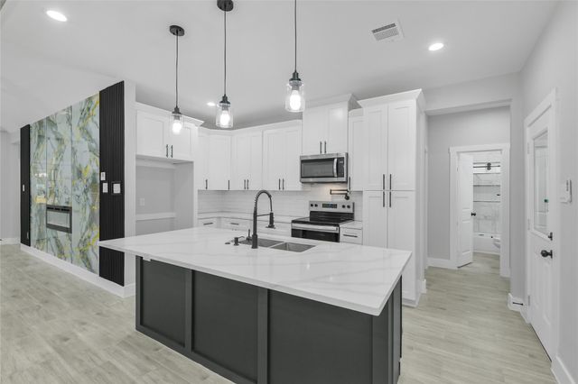 15113 Austin, Willis, TX 77378