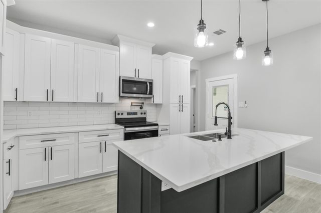 15113 Austin, Willis, TX 77378