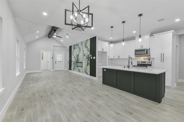 15113 Austin, Willis, TX 77378