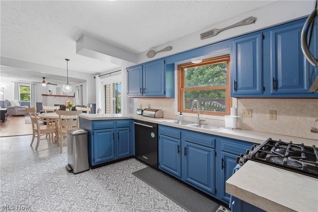 2681 Country Squire Street NW, Uniontown, OH 44685