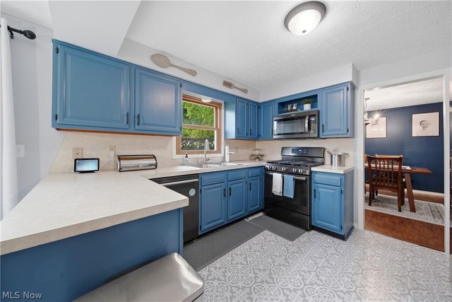 2681 Country Squire Street NW, Uniontown, OH 44685