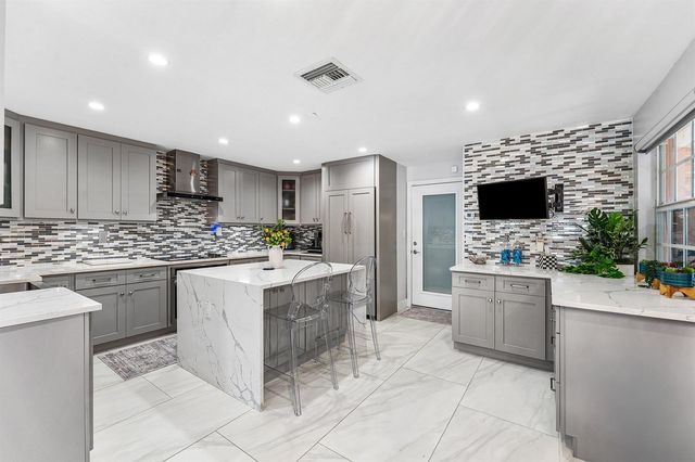 19 Hendricks Isle, Fort Lauderdale, FL 33301