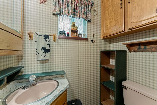 1843 W Evans Creek Road, Rogue River, OR 97537