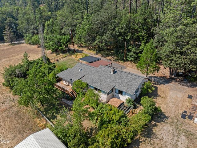 1843 W Evans Creek Road, Rogue River, OR 97537