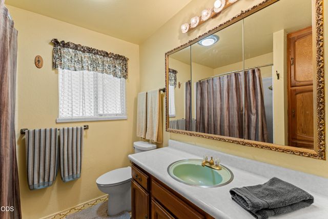 1843 W Evans Creek Road, Rogue River, OR 97537