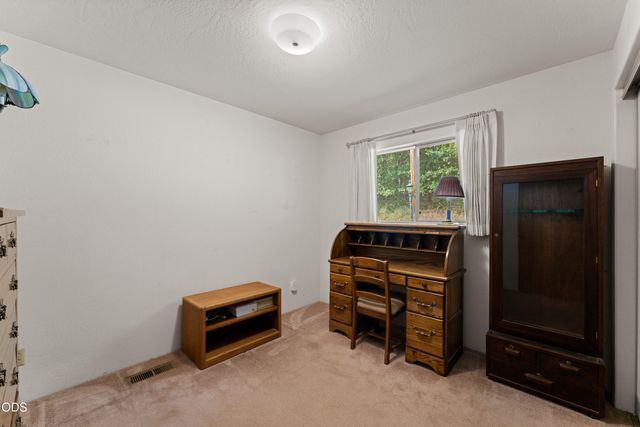 1843 W Evans Creek Road, Rogue River, OR 97537