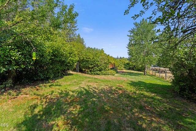 1843 W Evans Creek Road, Rogue River, OR 97537