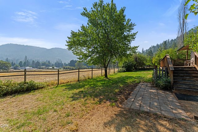 1843 W Evans Creek Road, Rogue River, OR 97537