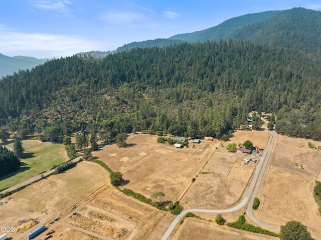 1843 W Evans Creek Road, Rogue River, OR 97537