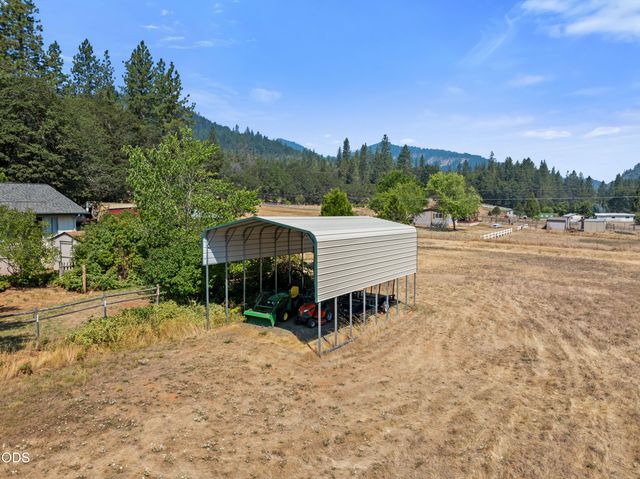 1843 W Evans Creek Road, Rogue River, OR 97537