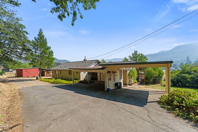 1843 W Evans Creek Road, Rogue River, OR 97537