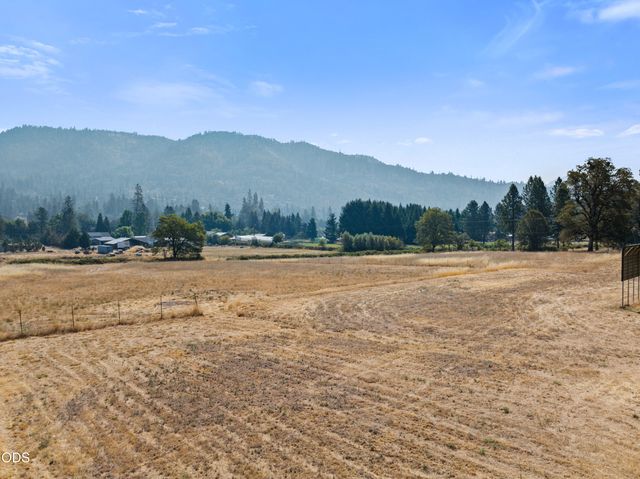 1843 W Evans Creek Road, Rogue River, OR 97537