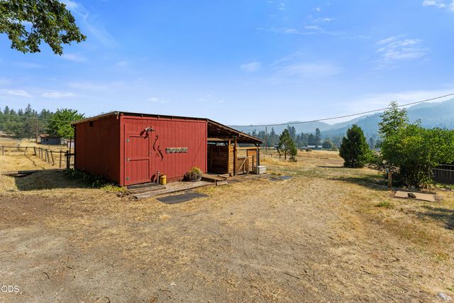 1843 W Evans Creek Road, Rogue River, OR 97537