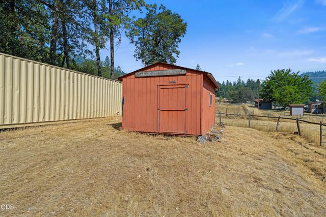 1843 W Evans Creek Road, Rogue River, OR 97537