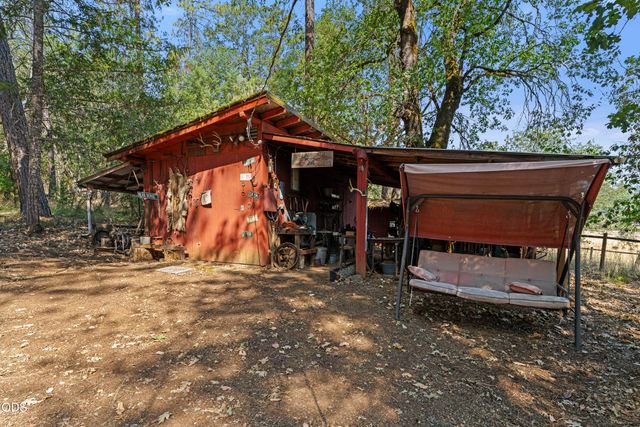 1843 W Evans Creek Road, Rogue River, OR 97537