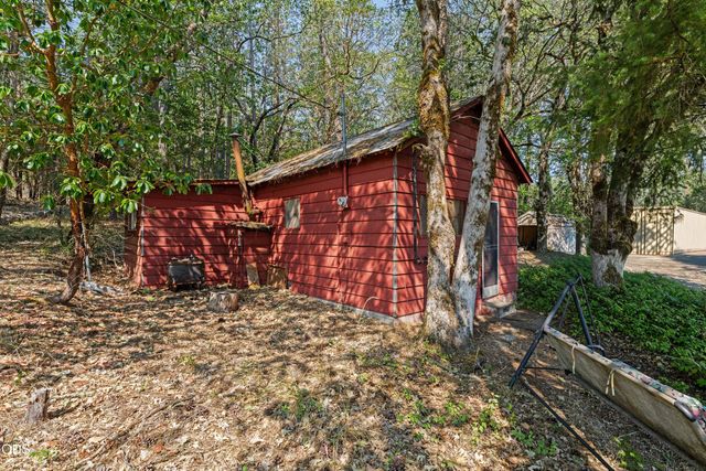 1843 W Evans Creek Road, Rogue River, OR 97537