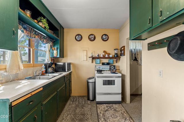 1843 W Evans Creek Road, Rogue River, OR 97537