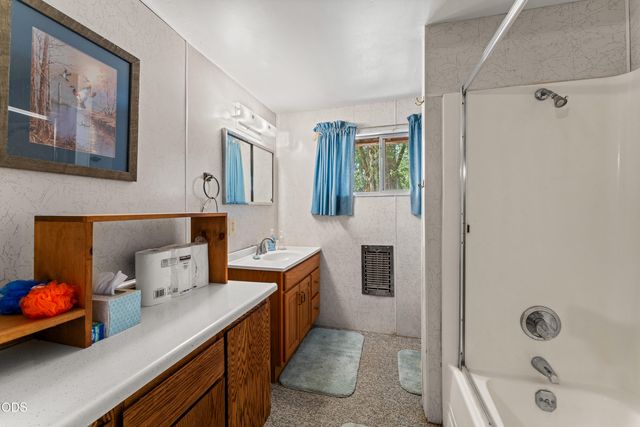 1843 W Evans Creek Road, Rogue River, OR 97537