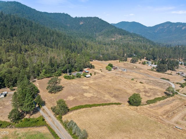 1843 W Evans Creek Road, Rogue River, OR 97537