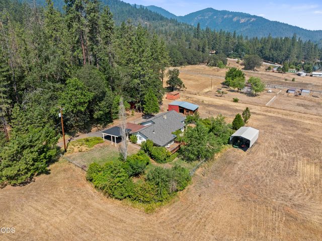 1843 W Evans Creek Road, Rogue River, OR 97537