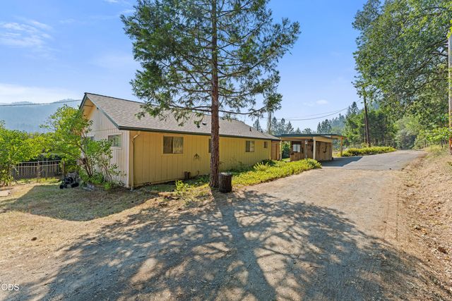 1843 W Evans Creek Road, Rogue River, OR 97537