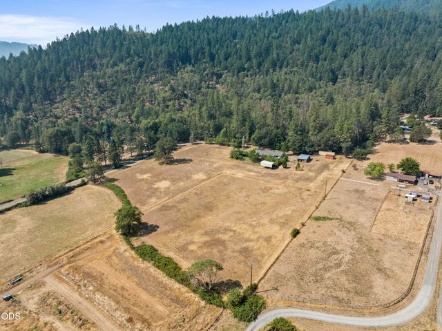 1843 W Evans Creek Road, Rogue River, OR 97537