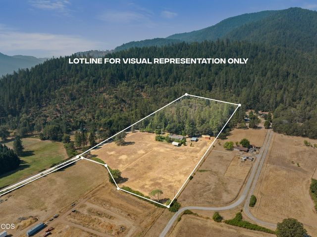 1843 W Evans Creek Road, Rogue River, OR 97537