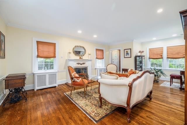 11 Loel Court, Rockville Centre, NY 11570