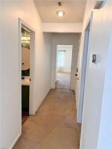 907 Woodcreek DR, Newport News, VA 23608