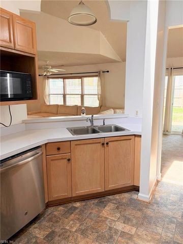 907 Woodcreek DR, Newport News, VA 23608