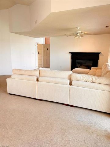 907 Woodcreek DR, Newport News, VA 23608