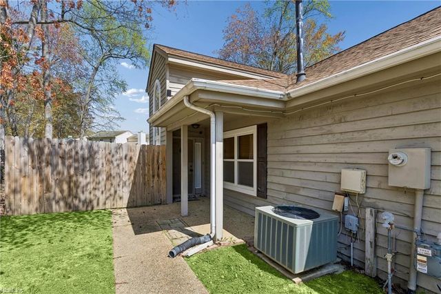 907 Woodcreek DR, Newport News, VA 23608