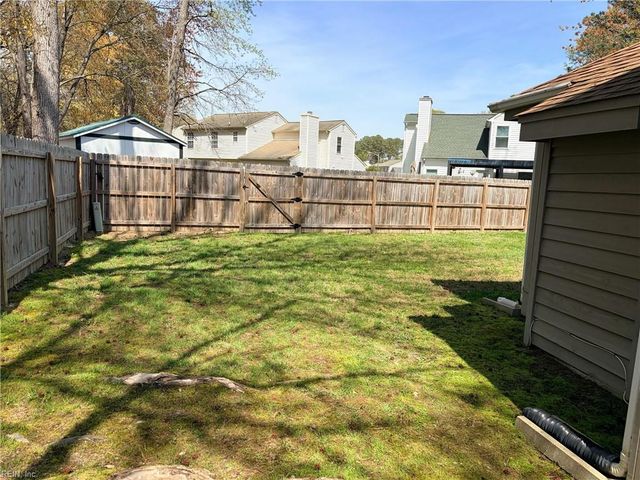 907 Woodcreek DR, Newport News, VA 23608