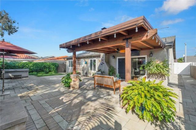 917 Helena, Costa Mesa, CA 92626