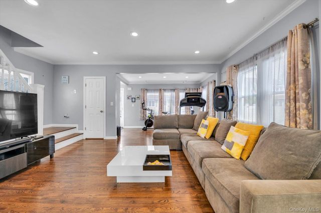 14 Laurel Road, Lindenhurst, NY 11757