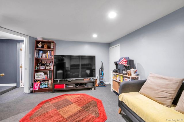 14 Laurel Road, Lindenhurst, NY 11757