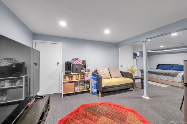 14 Laurel Road, Lindenhurst, NY 11757