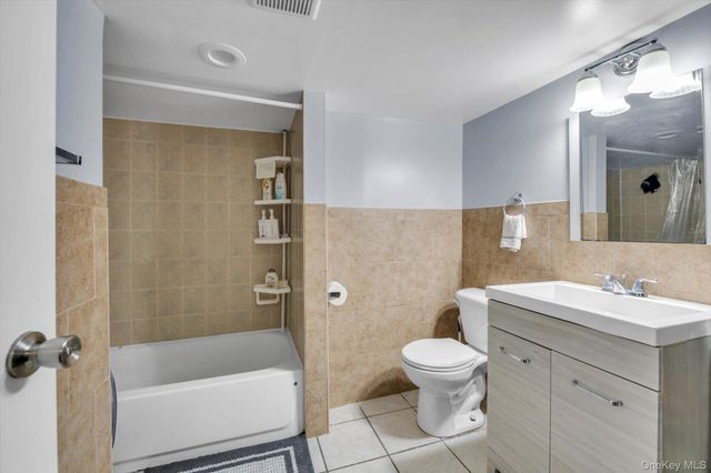 14 Laurel Road, Lindenhurst, NY 11757