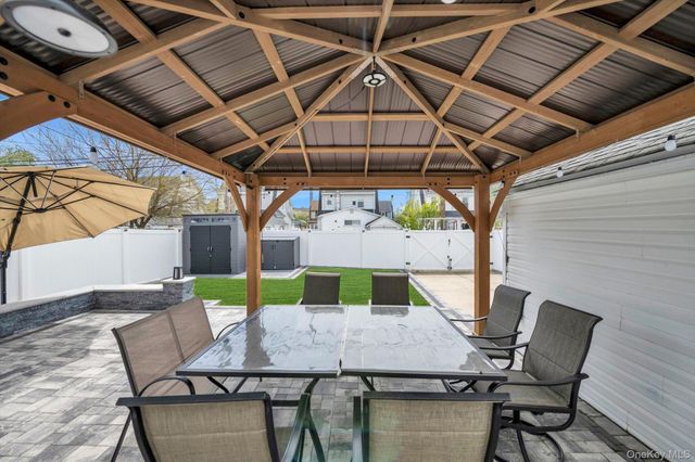 14 Laurel Road, Lindenhurst, NY 11757