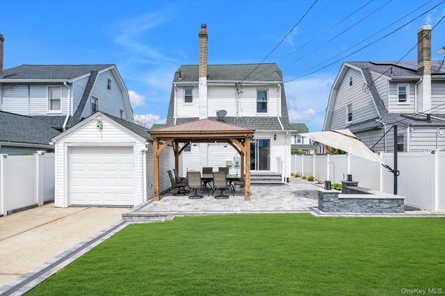 14 Laurel Road, Lindenhurst, NY 11757