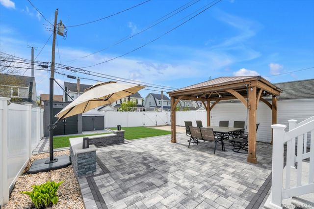 14 Laurel Road, Lindenhurst, NY 11757